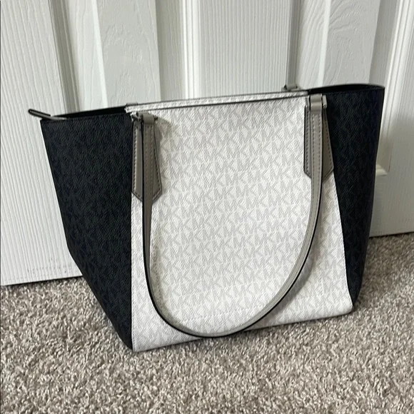 Michael Kors Black and White Purse - Picture 4 of 13